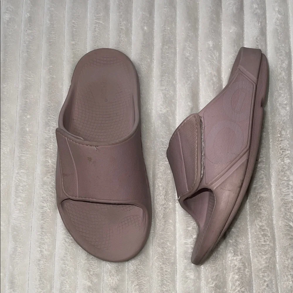 Oofos Mauve Slide Sandals | Size 8